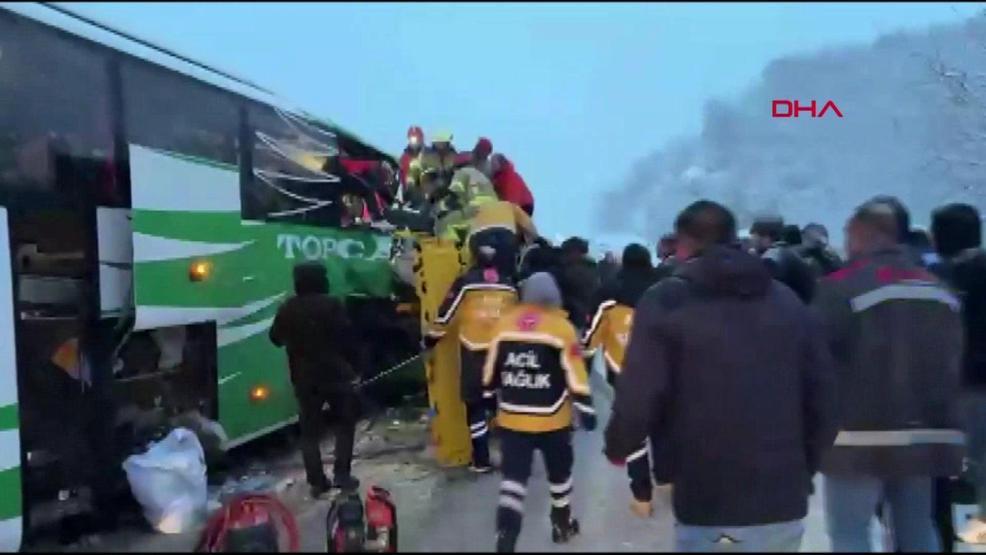 Tokat-Sivas yolunda feci kaza Yolcu otobüsü TIR’a çarptı