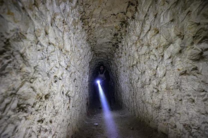Vinçli mekanizma ile iniliyor İşte Halepteki yer altı tünelleri