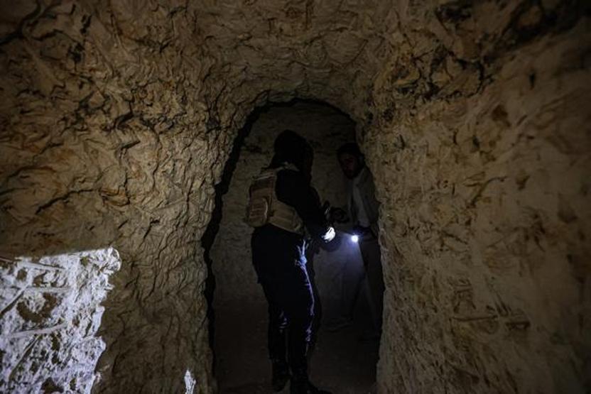 Vinçli mekanizma ile iniliyor İşte Halepteki yer altı tünelleri