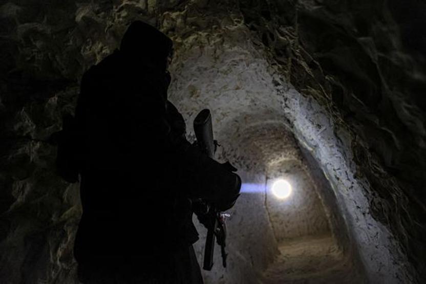 Vinçli mekanizma ile iniliyor İşte Halepteki yer altı tünelleri