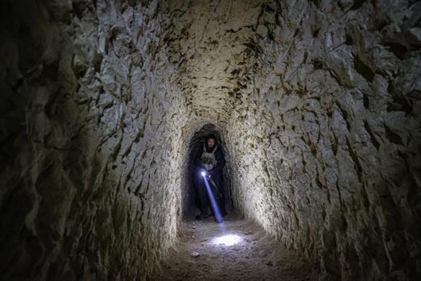 Vinçli mekanizma ile iniliyor İşte Halepteki yer altı tünelleri