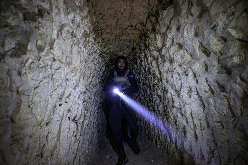 Vinçli mekanizma ile iniliyor İşte Halepteki yer altı tünelleri