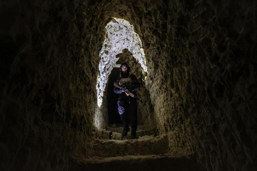 Vinçli mekanizma ile iniliyor İşte Halepteki yer altı tünelleri