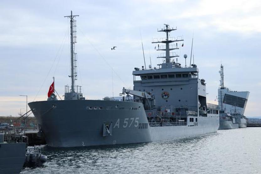 Türk savaş gemileri Burgaz Limanını ziyaret etti