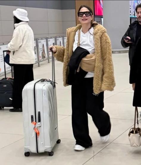 Demet Özdemir Budapeşte dönüşü havalimanında görüntülendi