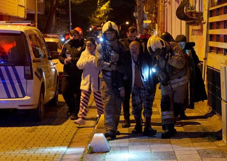 Kadıköyde can pazarı Apartmanda yangın: Çok sayıda yaralı var