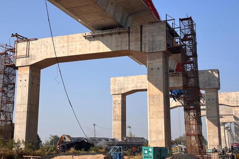 Trenin üzerine inşaat vinci düştü Tayland’da facia: 27 ölü, 80 yaralı