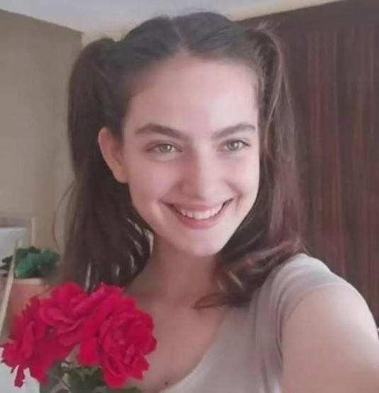 Taşacak Bu Deniz’in Eleni’si Ava Yaman’ın Çocukluk Kareleri Olay Oldu Paylaşımlarına Yorum Yağdı