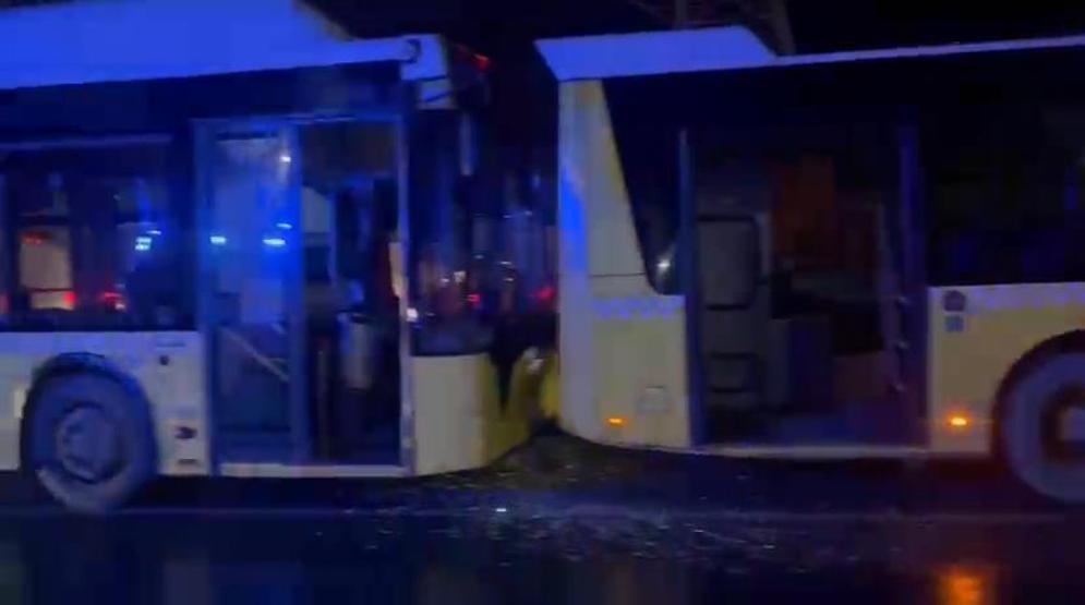 İstanbulda korkutan kaza: 3 İETT otobüsü seyir halindeyken çarpıştı
