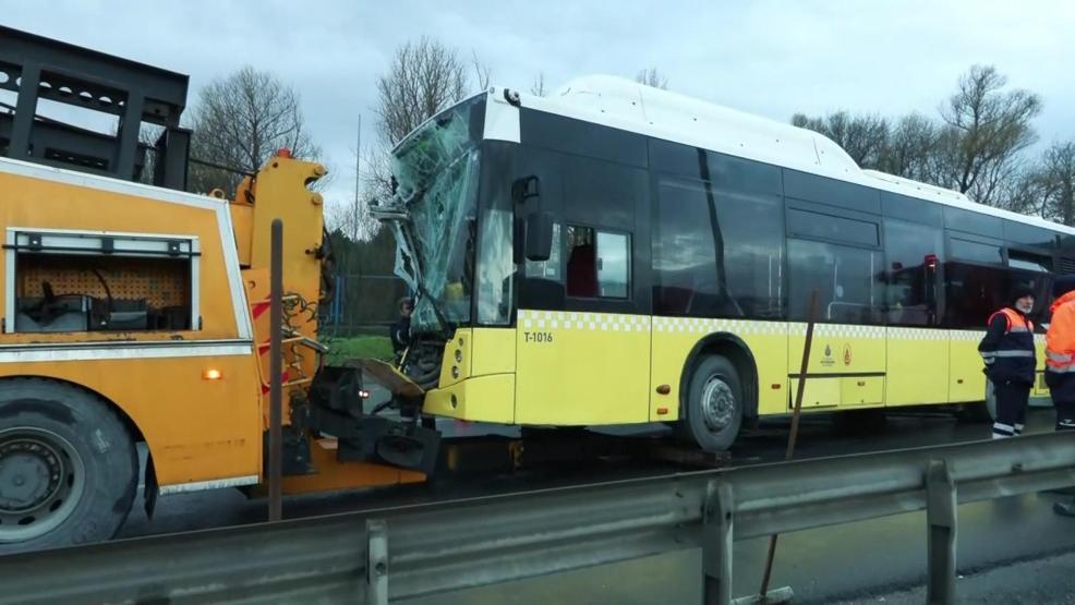 İstanbulda korkutan kaza: 3 İETT otobüsü seyir halindeyken çarpıştı