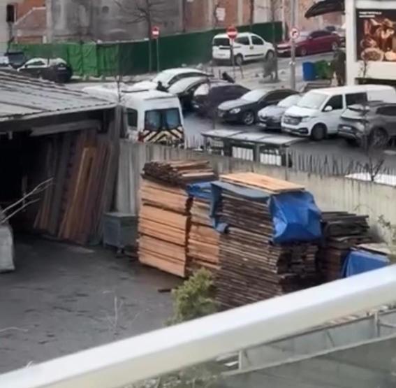 İstanbulda kanlı infaz Otomatik silahla sokak ortasında mermi yağdırdılar: 1 kişi hayatını kaybetti