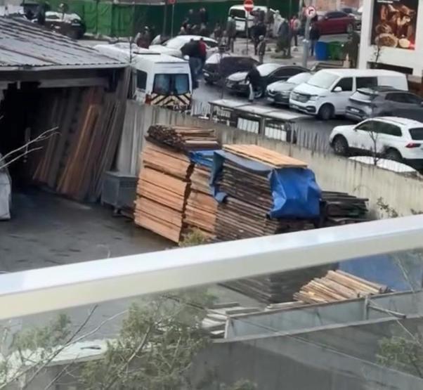 İstanbulda kanlı infaz Otomatik silahla sokak ortasında mermi yağdırdılar: 1 kişi hayatını kaybetti