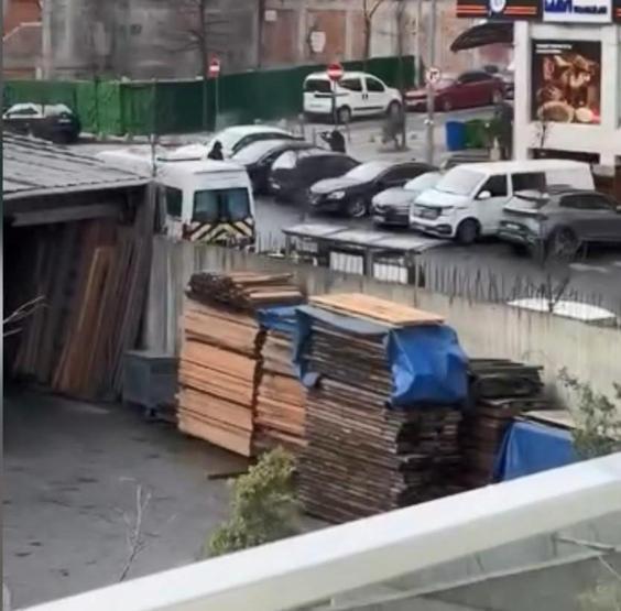 İstanbulda kanlı infaz Otomatik silahla sokak ortasında mermi yağdırdılar: 1 kişi hayatını kaybetti