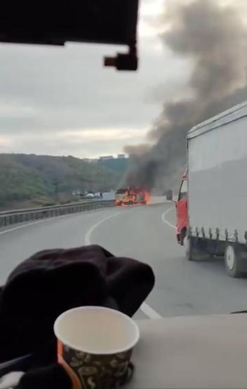 Eyüpsultanda minibüs alev alev yandı