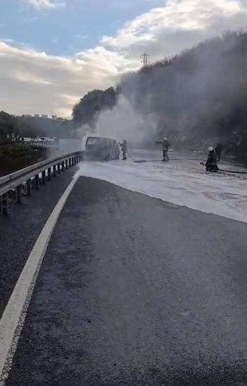 Eyüpsultanda minibüs alev alev yandı