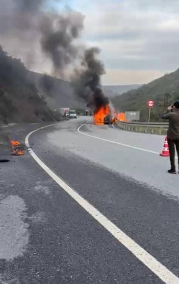 Eyüpsultanda minibüs alev alev yandı