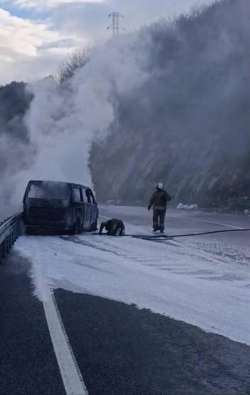 Eyüpsultanda minibüs alev alev yandı