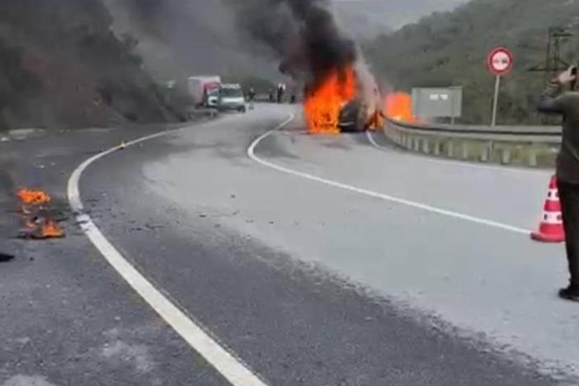 Eyüpsultanda minibüs alev alev yandı