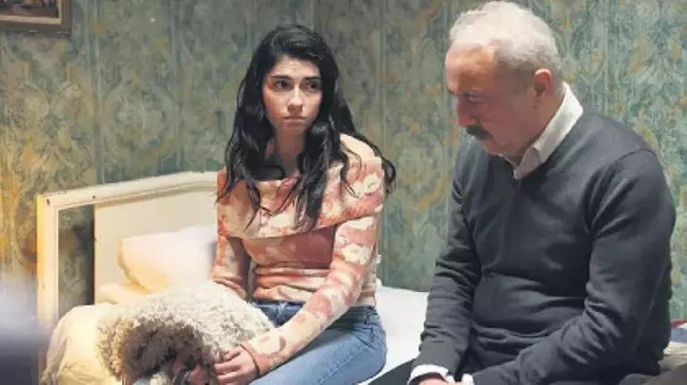 ÖVGÜ DOLU SÖZLER İnci Tanelerinin Dilberi Hazar Ergüçlü noktayı koydu Yılmaz Erdoğan sorusuna böyle yanıt verdi