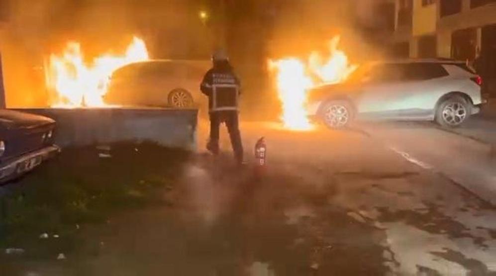 Park halindeki otomobil ve cip alev alev yandı