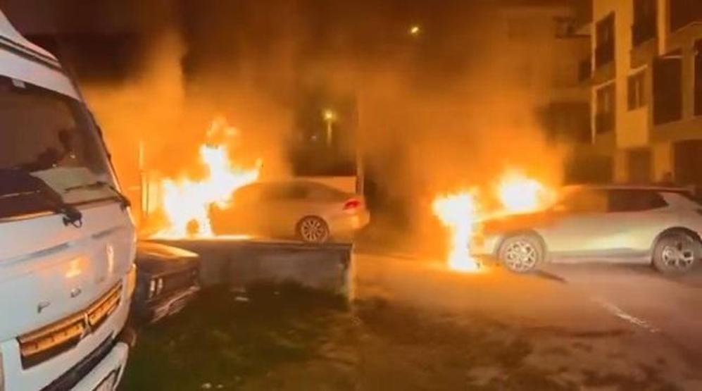 Park halindeki otomobil ve cip alev alev yandı