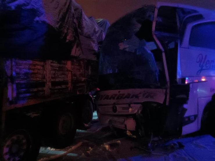 Bingöl’de yolcu otobüsü, TIR’a çarptı: 3 yaralı