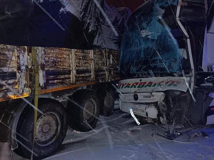 Bingöl’de yolcu otobüsü, TIR’a çarptı: 3 yaralı