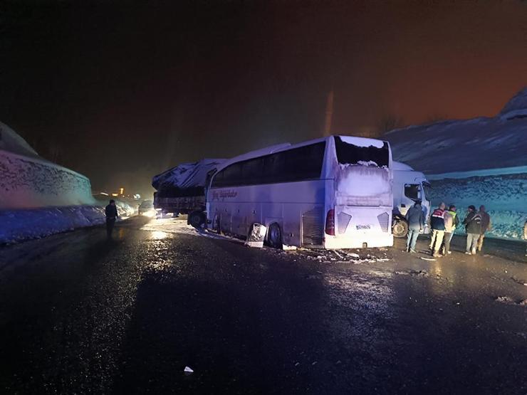 Bingöl’de yolcu otobüsü, TIR’a çarptı: 3 yaralı