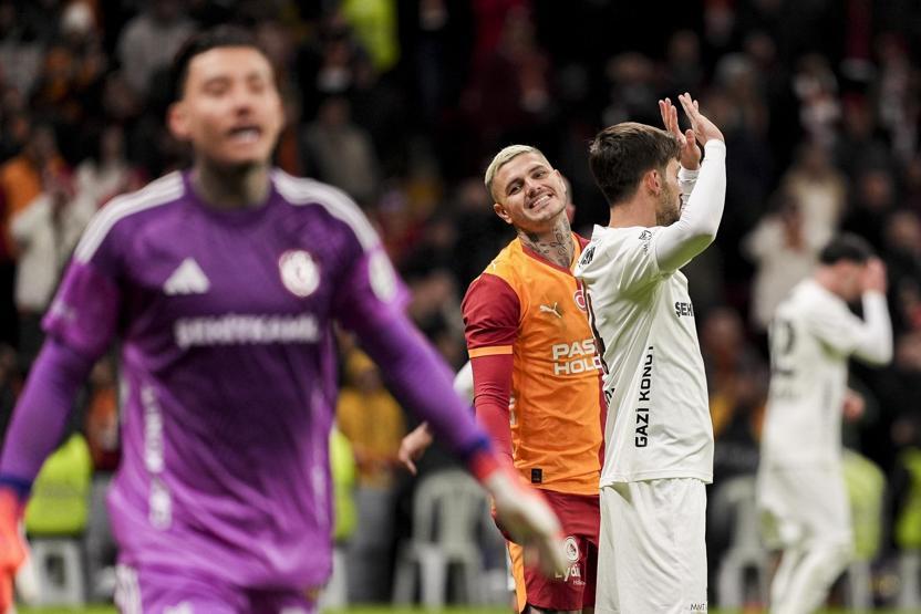 Galatasarayda Okan Buruk eleştirisi: Tüm takımın taşıdığı bir yük