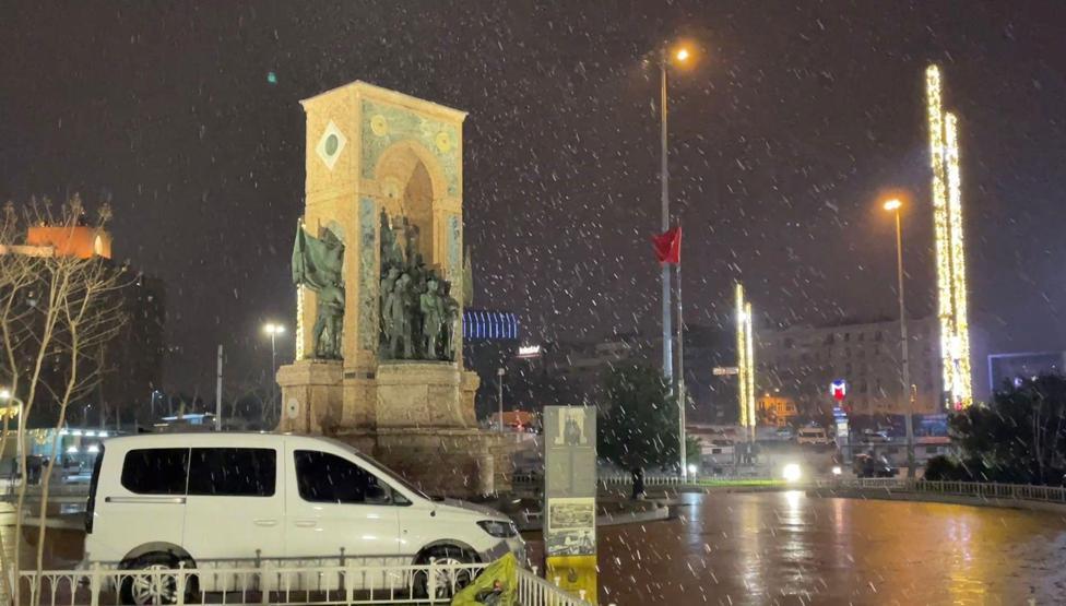 İstanbul beyaza büründü: İşte o kareler...