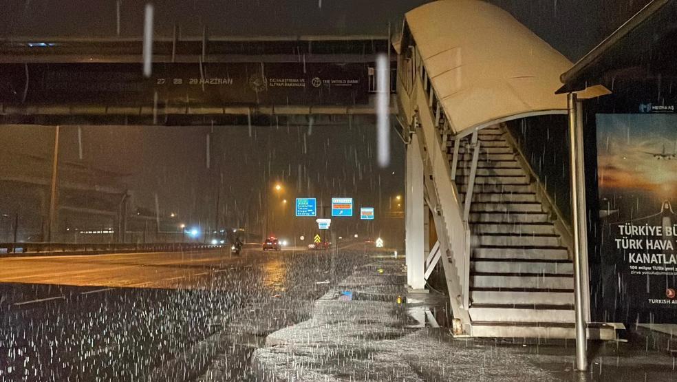 İstanbul beyaza büründü: İşte o kareler...