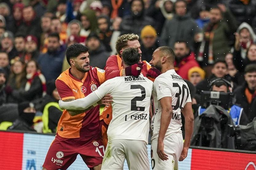 Galatasarayda Okan Buruk eleştirisi: Tüm takımın taşıdığı bir yük