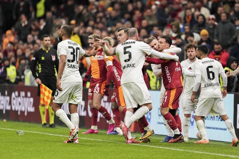 Galatasarayda Okan Buruk eleştirisi: Tüm takımın taşıdığı bir yük