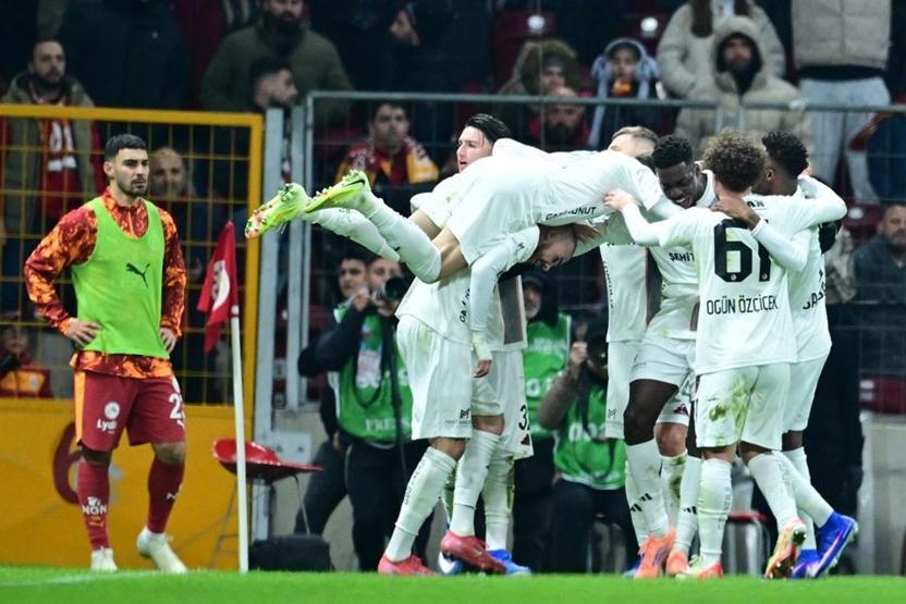 Galatasarayda Okan Buruk eleştirisi: Tüm takımın taşıdığı bir yük