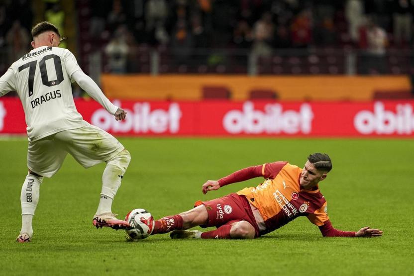 Galatasarayda Okan Buruk eleştirisi: Tüm takımın taşıdığı bir yük