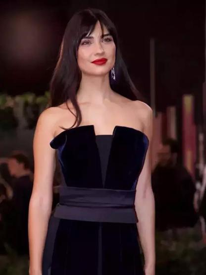 Tuba Büyüküstün Joy Awards’ta sunucuya verdiği cevapla gündem oldu