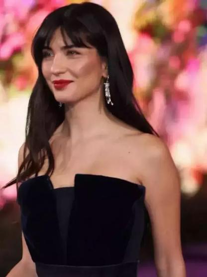 Tuba Büyüküstün Joy Awards’ta sunucuya verdiği cevapla gündem oldu