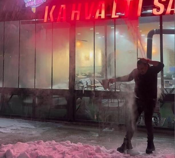 Sivas’ta gündem olan olay: ‘Buz tutar’ dedi, kendini yaktı