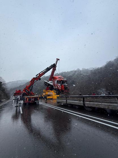 Alkollü sürücünün kullandığı TIR uçuruma devrildi