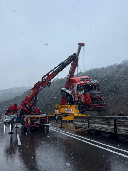 Alkollü sürücünün kullandığı TIR uçuruma devrildi