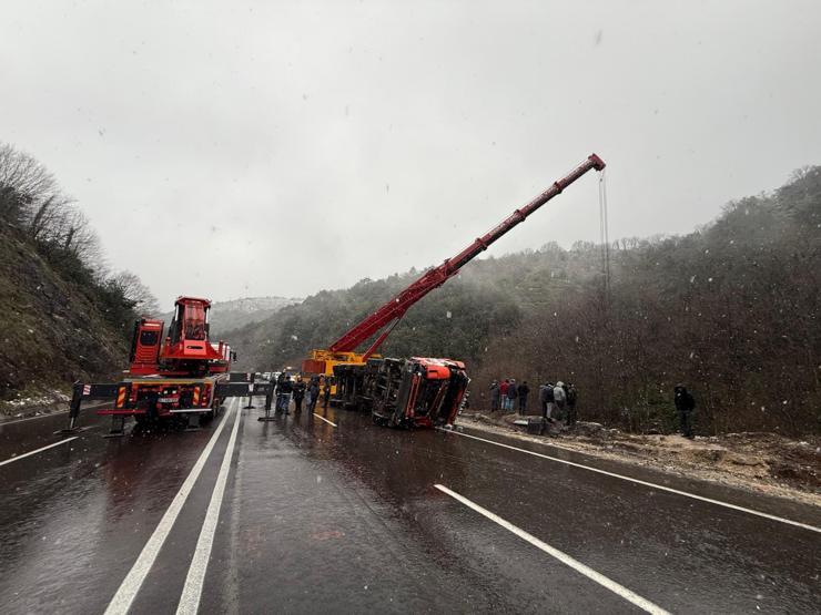 Alkollü sürücünün kullandığı TIR uçuruma devrildi