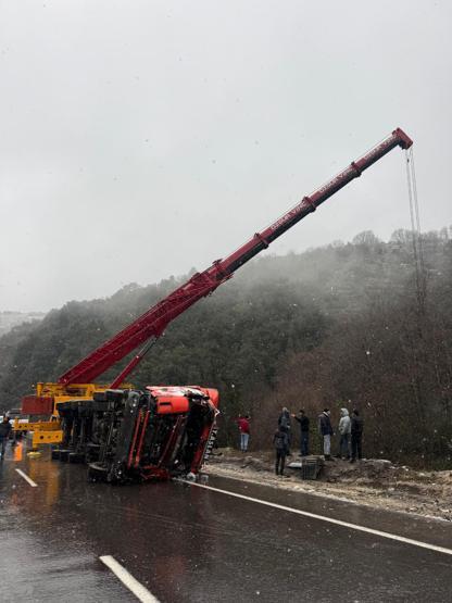Alkollü sürücünün kullandığı TIR uçuruma devrildi
