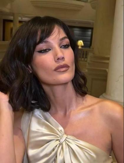 “Annelikle hayatım değişti” demişti… Pınar Deniz, Joy Awards 2026’da Riyad’da yeni imajıyla göz doldurdu