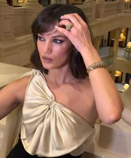 “Annelikle hayatım değişti” demişti… Pınar Deniz, Joy Awards 2026’da Riyad’da yeni imajıyla göz doldurdu