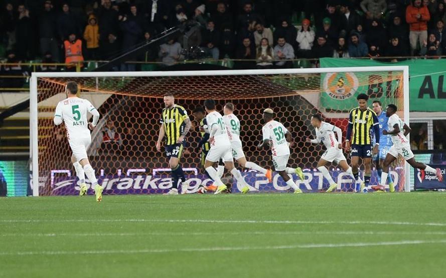 Fenerbahçede Alanyaspor maçı sonrası Tedescoya uyarı, Taliscaya övgü