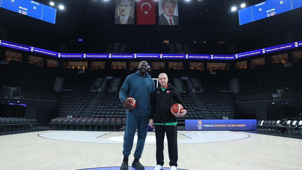 Siyasete kısa mola: Cumhurbaşkanı Erdoğan, eski NBA oyuncusu Shaquille ONeal ile basketbol oynadı