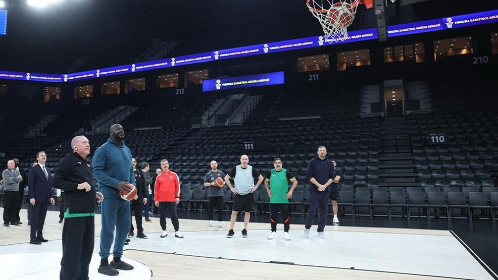 Siyasete kısa mola: Cumhurbaşkanı Erdoğan, eski NBA oyuncusu Shaquille ONeal ile basketbol oynadı