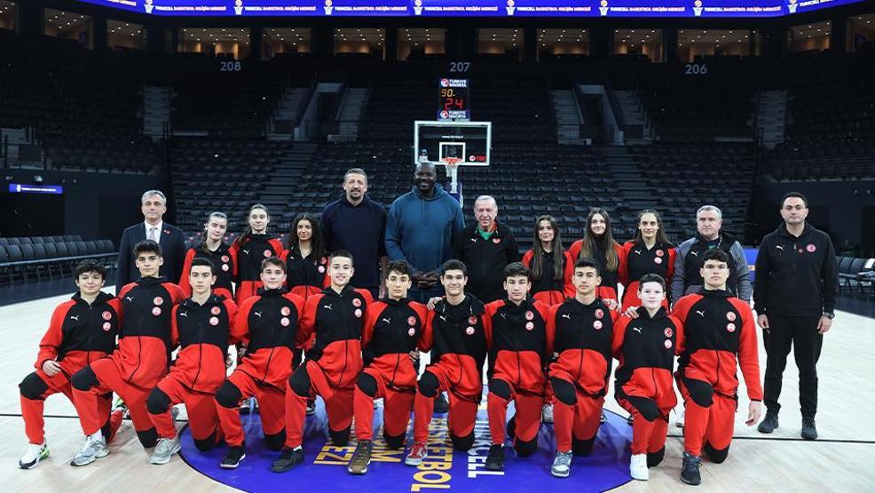 Siyasete kısa mola: Cumhurbaşkanı Erdoğan, eski NBA oyuncusu Shaquille ONeal ile basketbol oynadı