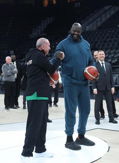 Siyasete kısa mola: Cumhurbaşkanı Erdoğan, eski NBA oyuncusu Shaquille ONeal ile basketbol oynadı