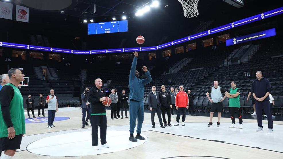 Siyasete kısa mola: Cumhurbaşkanı Erdoğan, eski NBA oyuncusu Shaquille ONeal ile basketbol oynadı